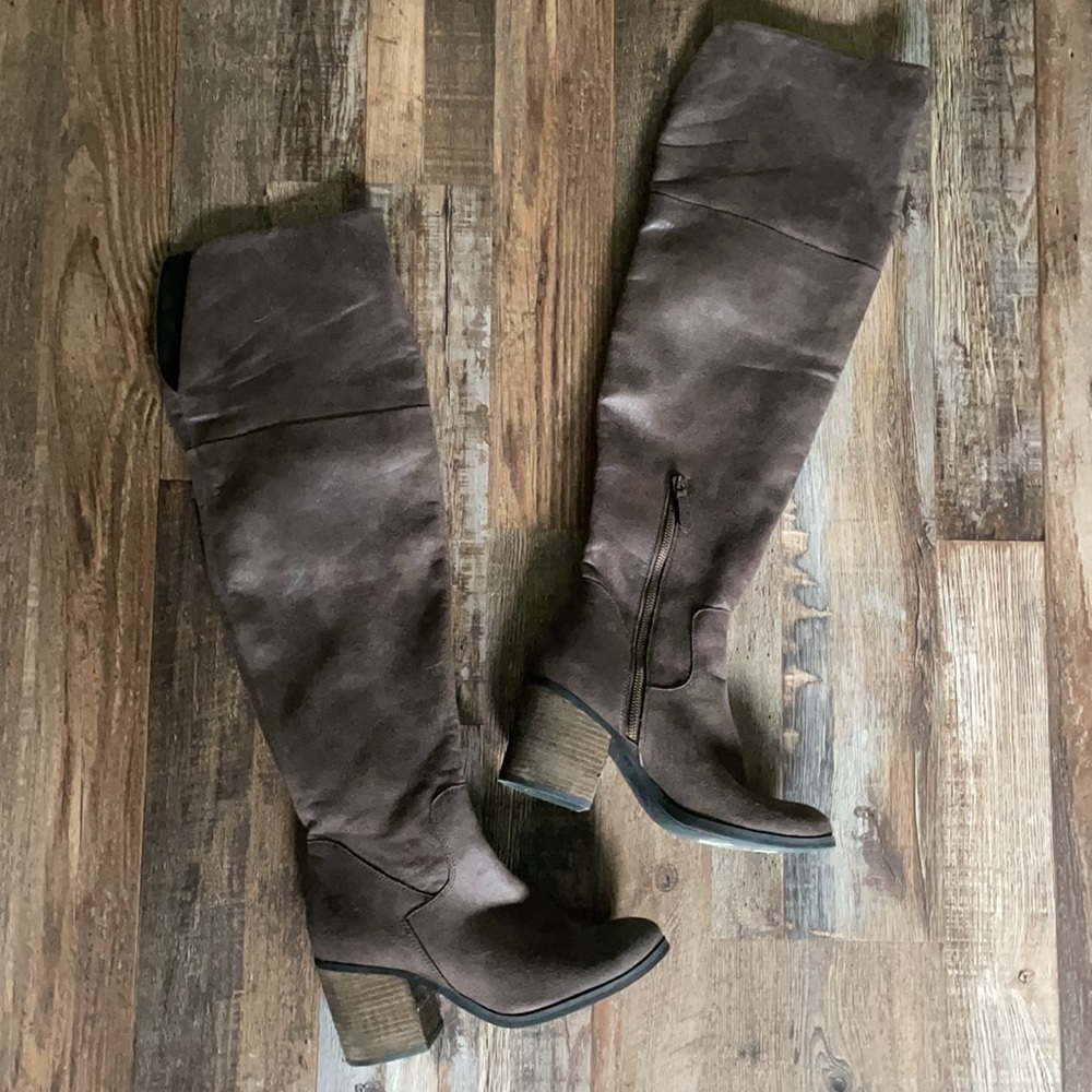 Hinge thigh high boots